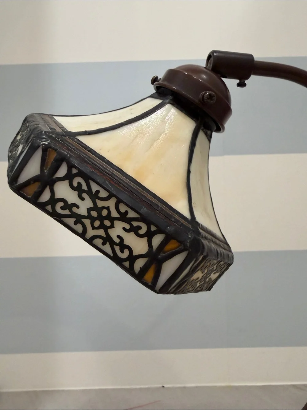 Vintage Ting Shen Tiffany Style Glass Desk Lamp in Cream & Amber